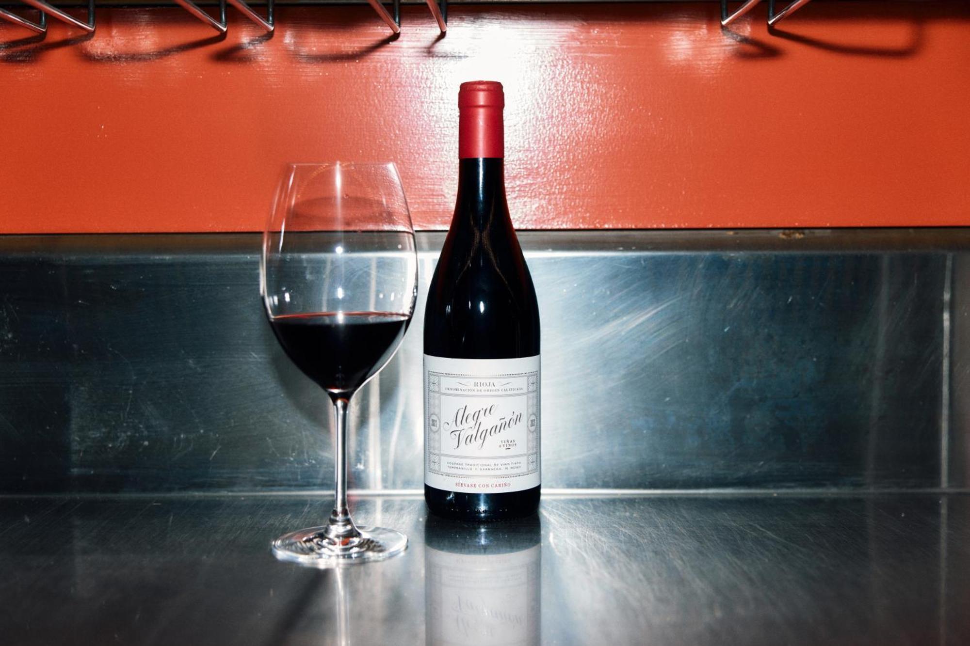 Hotel Woolstore 1888, Sydney - Handwritten Collection Eksteriør bilde A bottle of California Pinot noir