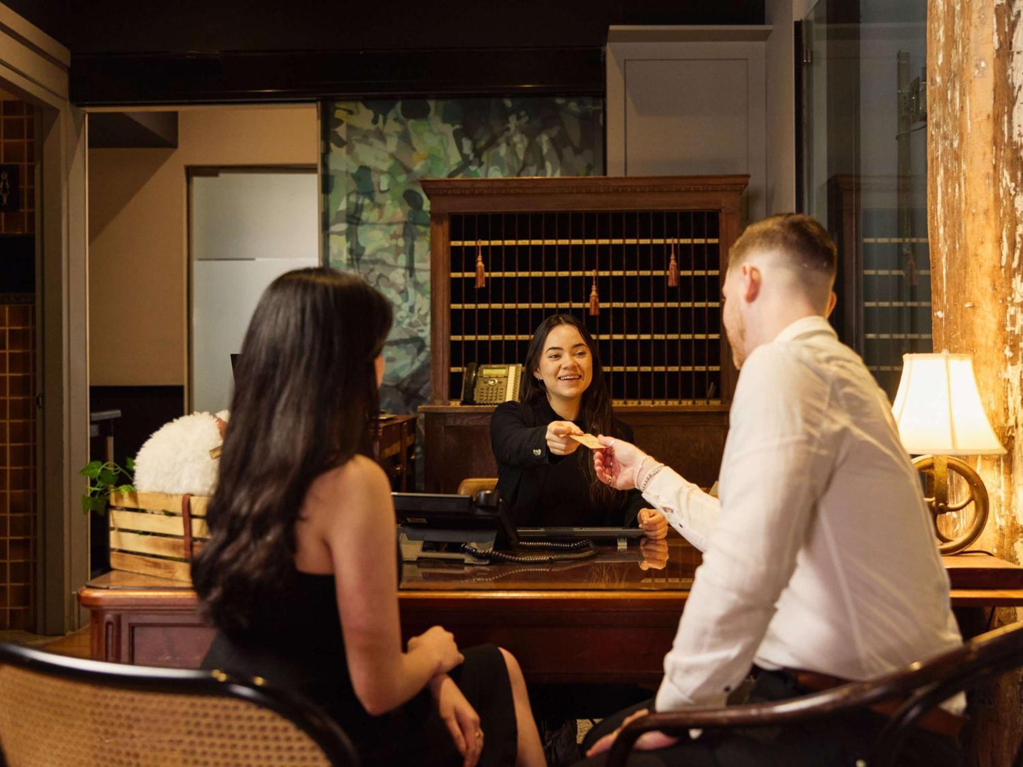 Hotel Woolstore 1888, Sydney - Handwritten Collection Eksteriør bilde A hotel receptionist